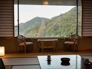 �y�ʊفF�傫�ȑ��Œ��]���ǂ��A���났�̃X�y�[�X���\���Șa���z