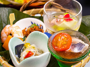 2026年7月8月《お献立の一例》前菜:蛸山葵、翡翠豆腐、鰯レモン〆トマトもずく、ちりめん琥珀煮、ほか♪