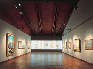 *【ウッドワン美術館】絵画展示室の一例です。