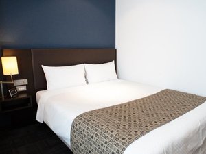 【コーナーダブルルーム/22.5平米】クイーンサイズのシモンズのベッドをご用意