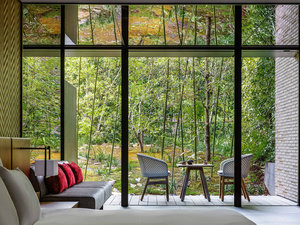 �M�����A�E�����@���s�^�o�������E�O���[�v�̎{�ݎʐ^1