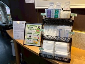 【2階ロビー・アメニティバー】ボディタオル・シェーバー・化粧水等の他に入浴剤もご用意しております。