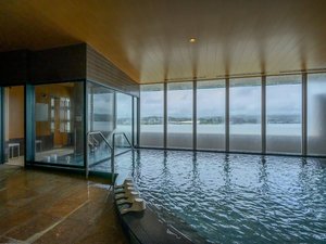 西館最上階レイクビューが自慢の天然温泉で旅の疲れをじっくりと癒して下さい