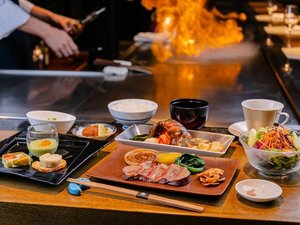【鉄板焼レストラン葵】目前の鉄板から沸きあがる音や香りに包まれて、美食に酔いしれるひとときを。