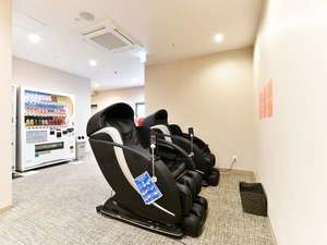 休憩スペースにマッサージチェアをご用意しています。(有料)