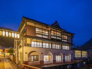 夕刻の外観。