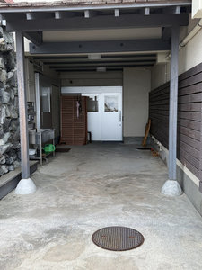 1階出入口(おみ足が悪く階段が難しい方用、スタッフにてご案内となります)