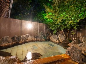 ライトアップされた新緑が幻想的に浮かぶ、夜の露天風呂。