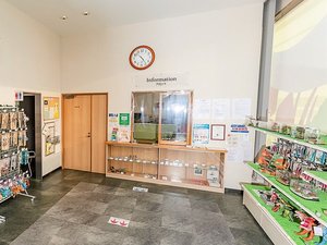 【フロント・1階】宿泊のお客様(一般入館者)の受付です。
