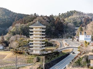 【6階レストランからの眺望】志学荒神社八重の塔メガネの三城創業者が建立、ご利益は学業成就など。