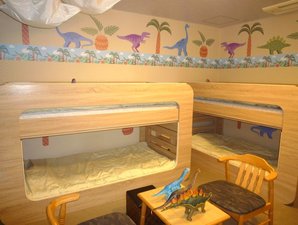 【2段ベッドで4人部屋の恐竜ルーム・301】2段ベッドを利用した、子供向けの可愛い恐竜のお部屋です。