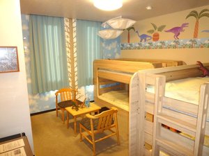 【2段ベッドで4人部屋の恐竜ルーム・301】2段ベッドを利用した、子供向けの可愛い恐竜のお部屋です。