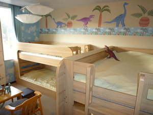 【2段ベッドで4人部屋の恐竜ルーム・301】2段ベッドを利用した、子供向けの可愛い恐竜のお部屋です。
