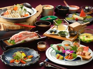 ■夕食一例|秋田の郷土料理比内地鶏入りの『きりたんぽ鍋』をメインとした、季節の郷土料理