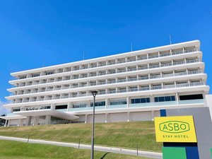 沖縄の中心地「金武町」に2022年新築されたシンプルでスマートなホテル