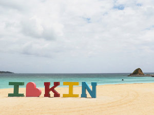 ホテルから徒歩5分の「KIN サンライズビーチ海浜公園」は沖縄でも数少ないサンライズを楽しめるビーチ