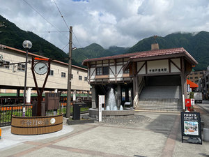 【宇奈月温泉街 富山地方鉄道 宇奈月温泉駅】徒歩6分 温泉噴水と「100年時計」がシンボルです