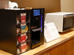 【宿泊者専用ラウンジ】カフェメニュー・電子レンジもご自由にご利用ください。