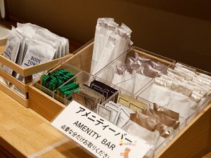 【宿泊者専用ラウンジ】歯ブラシや化粧水等、アメニティ各種をご用意しております。