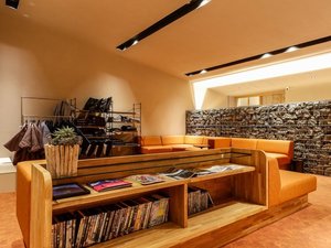 【宿泊者専用ラウンジ】選べる枕・作務衣、半纏等のご用意や、コーヒーや雑誌のご用意も。お寛ぎください。