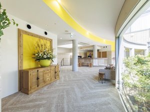 明るい陽が沢山差し込むロビー