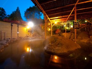 男女計9種類の露天風呂に内湯大浴場、貸切風呂と温泉を心ゆくまで♪