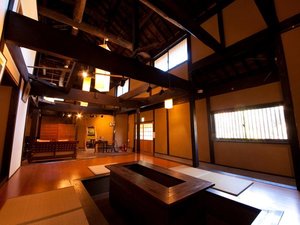 【フロント・ロビー】あたたかな雰囲気の漂うロビー