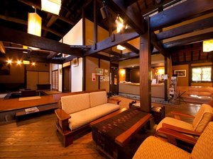【フロント・ロビー】あたたかな雰囲気の漂うロビー