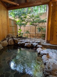 大きな湯船の天然温泉貸し切り露天風呂
