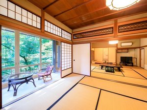 特別室「吉野」/贅沢な広さと優美な造りとなっており、客室からは清流桂川が眺められます。