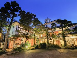 【自然に囲まれた立地】四季折々の自然を客室や館内、周辺でお楽しみいただけます。