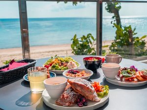 �ڂ̑O�̓R�o���g�u���[�̊C�C�𒭂߂Ȃ���̒��H���ǂ���