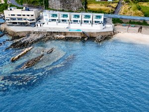 目の前に広がる海とビーチ。プライベートビーチ気分を楽しめる絶景ロケーション。