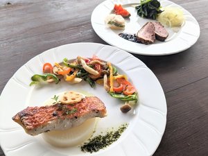 スタンダードコースにお付けしている金目の香草焼きと鴨のパストラミです。