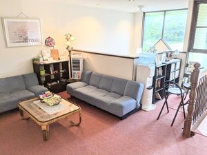 漫画、ドリンク、遊具が置いてあるくつろぎスペース。
