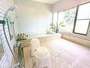 さんぽみちの家族風呂です。温泉水を使っています。広めのお風呂に貸し切りでゆっくり浸かる事ができます。