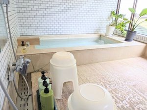 貸し切り家族風呂です。温泉水を使用しており疲れを癒やす事が出来ます。
