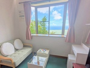ツインスイートルーム。明るく落ち着いたオシャレな内装となっています。