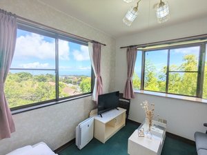 ツインスイートのお部屋の1例です。海、空が見渡せ絶景です。