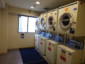 6階ランドリーコーナー。洗濯機、乾燥機を4台ずつ設置。