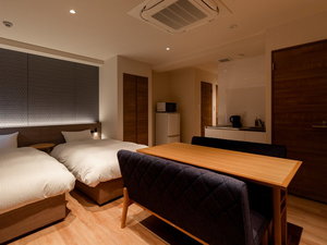 �yCity View Room B�z(33�u�j4�l�|���e�[�u���ƃ\�t�@�̂���A�L�b�`���t���̋q���ł��B