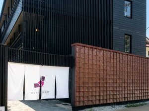 �g���̉��̑傫�ȐΏB���̕ǂ͂��̒n�Ȃ�ł͂̃t�H�g�X�|�b�g�i�O��/���j