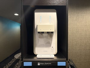 ウォーターサーバーを各客室フロアに設置。客室内のピッチャーやご自身のマイボトルなどでご利用ください。