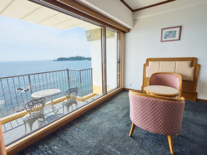 客室のテラスから見える志布志湾と枇榔島。ゆったりとお寛ぎ頂けます。