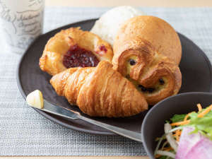 香り高いパンで至福の朝食を♪店舗で焼いた出来立てをお届けします