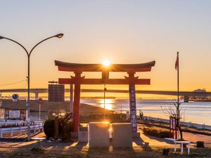 【当館から車で15分】朱色の鳥居が並ぶ参道が美しく、開運や商売繁盛にご利益がある「穴守稲荷神社」