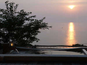 窓に広がる夕日と海　美食を奏で１５０有余年　間人温泉　炭平の施設写真1