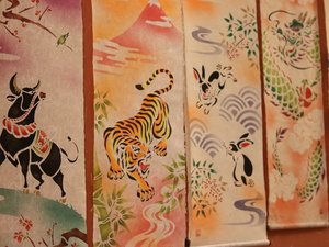 絵柄はそれぞれ干支がモチーフ♪1階通路でご覧いただけます