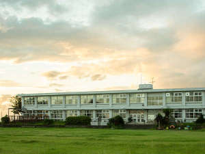 *【外観】ちょっぴりノスタルジーな夕方の学校の景色