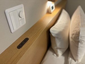 枕元にコンセントがあるのでベッドに居ながら充電出来て便利です。